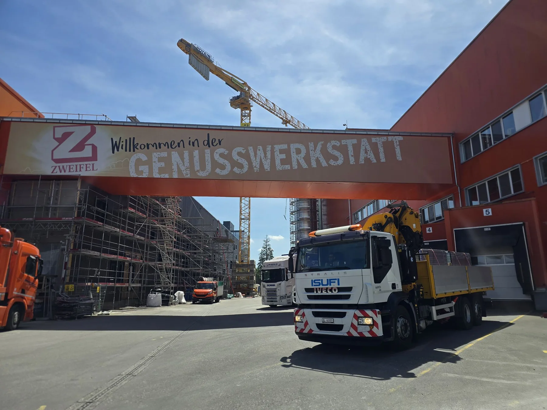 Gerüstbau und Kranlogistik im Industriebereich