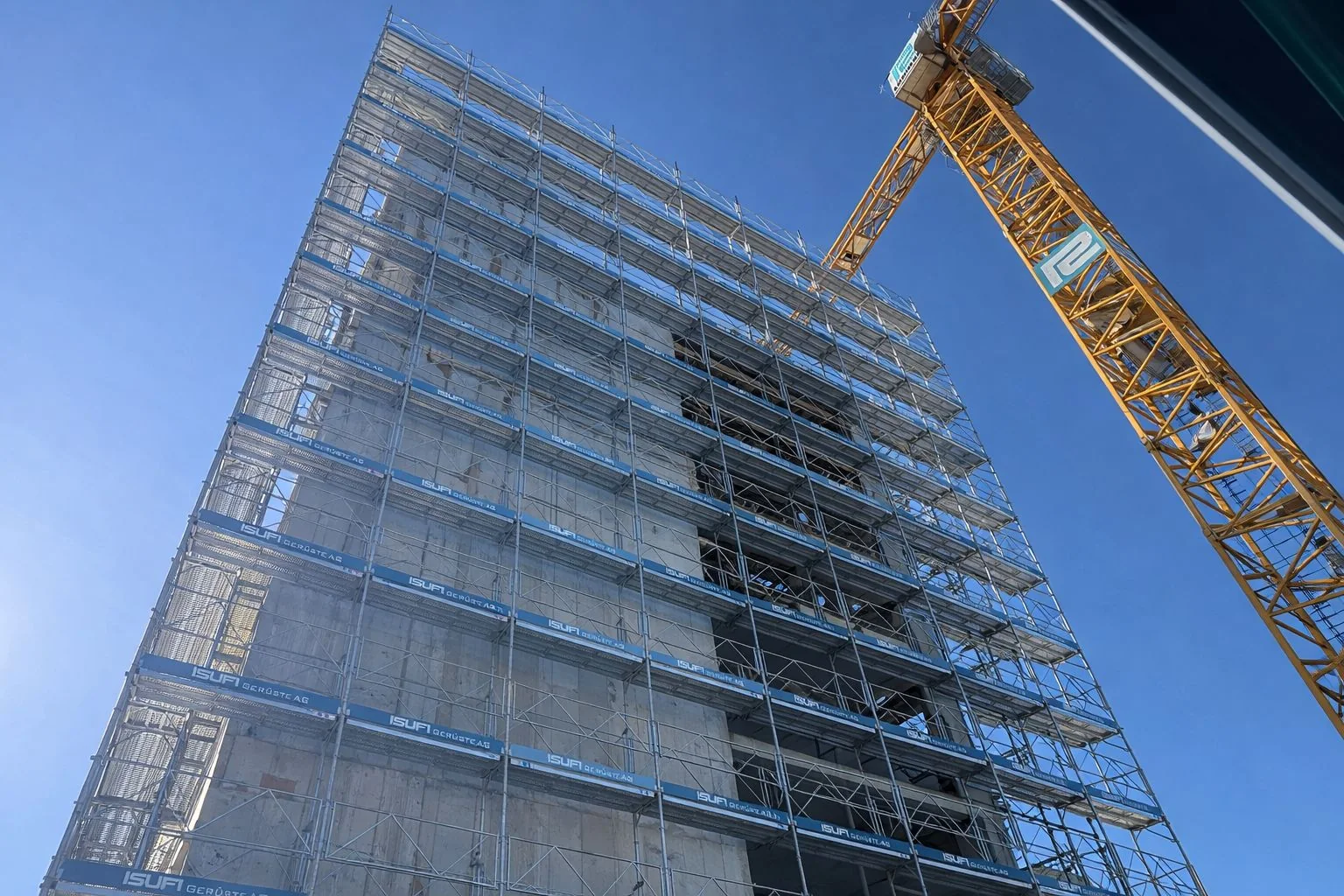 Fassadengerüst an mehrgeschossigem Gebäude