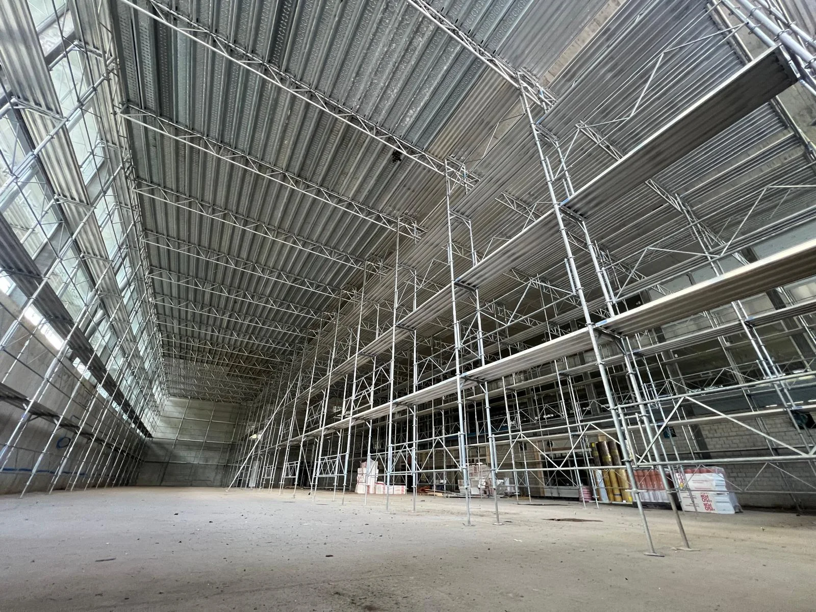 Flächengerüst in einer Industriehalle