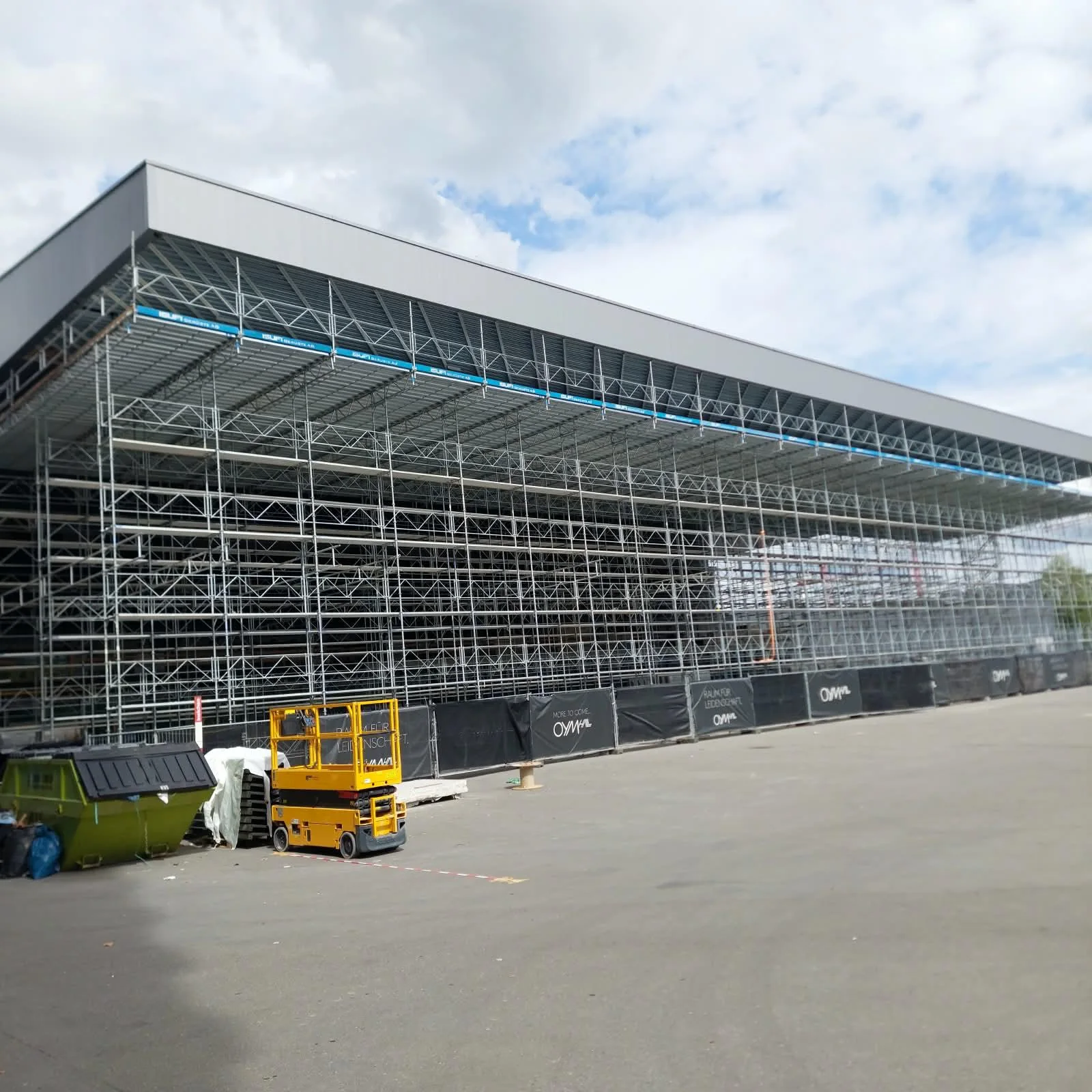 Grossflächige Gerüstkonstruktion an Gewerbehalle